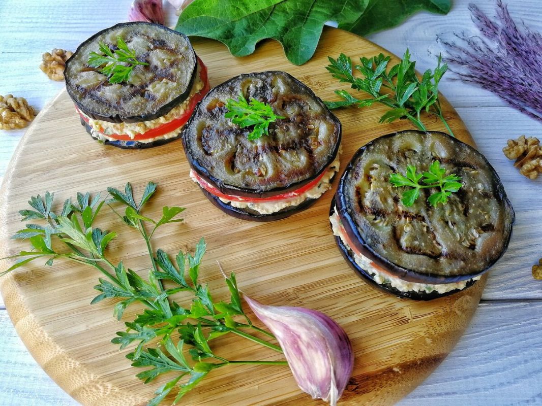 Слоёные баклажановые пирамидки: закуска, которую стоит попробовать
