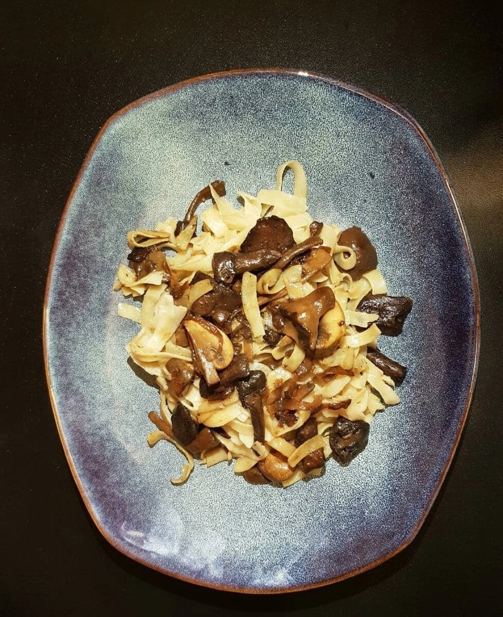 Лапша с грибами и овощами: простое и вкусное решение для ужина