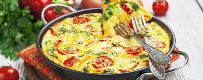Новый взгляд на омлет: сырный деликатес с болгарским перцем и томатами