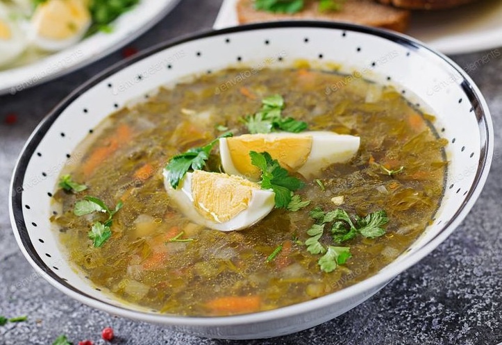 Освежающий щавелевый суп: оригинальный рецепт с мясом и полезные свойства