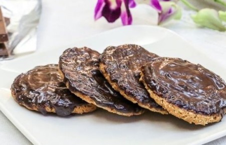 Овсяное печенье с шоколадной глазурью: идеальный десерт к кофе