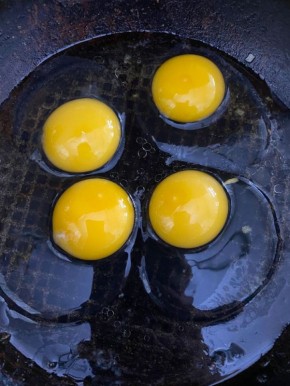 Разоблачение мифов о сырых яйцах: что на самом деле нужно знать