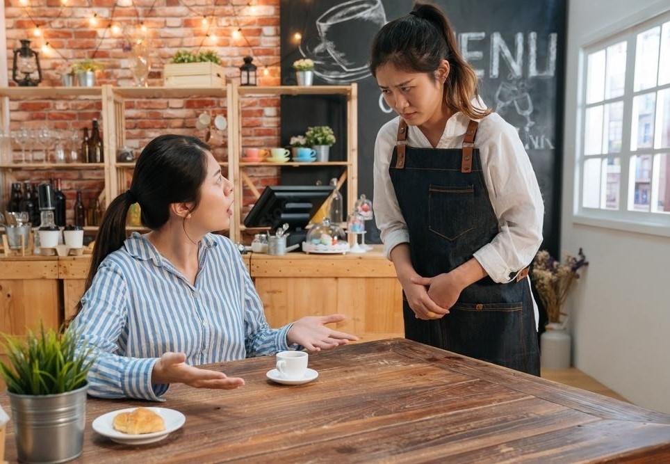 Что не стоит делать в ресторане: привычки, которые раздражают официантов