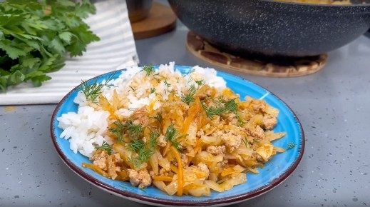 Как быстро приготовить вкусный обед: тушеная капуста с куриным фаршем