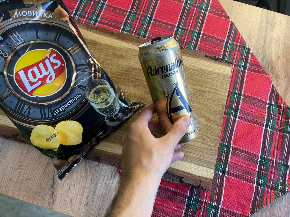 Новые чипсы и энергетик: стоит ли пробовать Lay's и Adrenaline Rush со вкусом «игристого»?