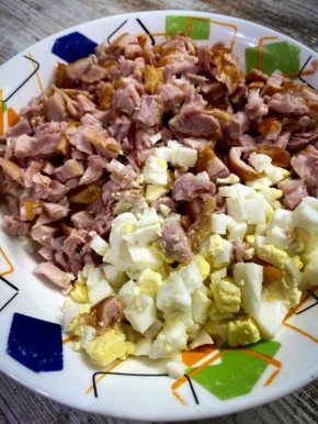 Салат с копчёной курицей и ананасами: идеальное блюдо для праздников