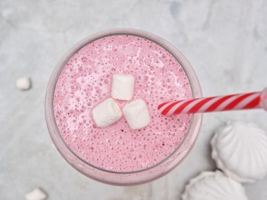 Коктейль, который покорил соцсети: попробуйте кефирно-зефирный шедевр