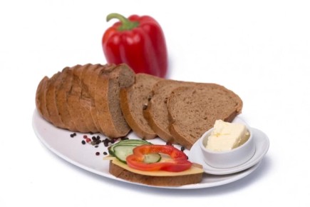Хлеб с маслом: что нужно знать о полезных свойствах бутербродов