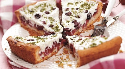 Неповторимый пирог с черешней и миндальным кремом