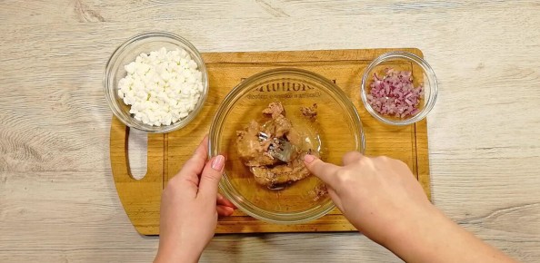 Идеальная закуска для праздников: печень трески с творогом и овощами