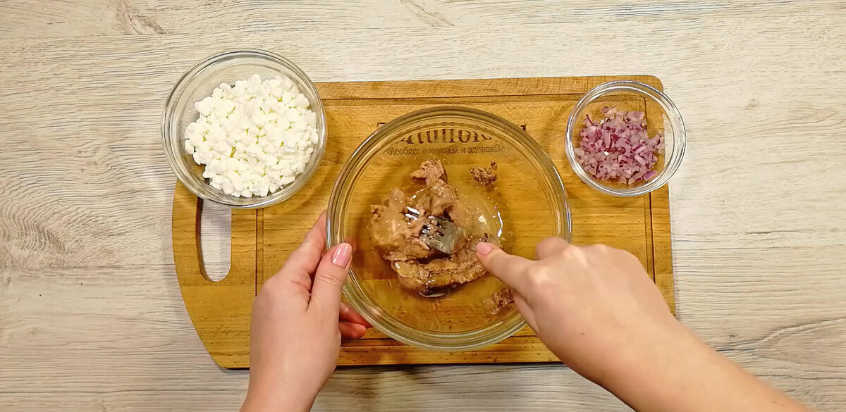 Идеальная закуска для праздников: печень трески с творогом и овощами