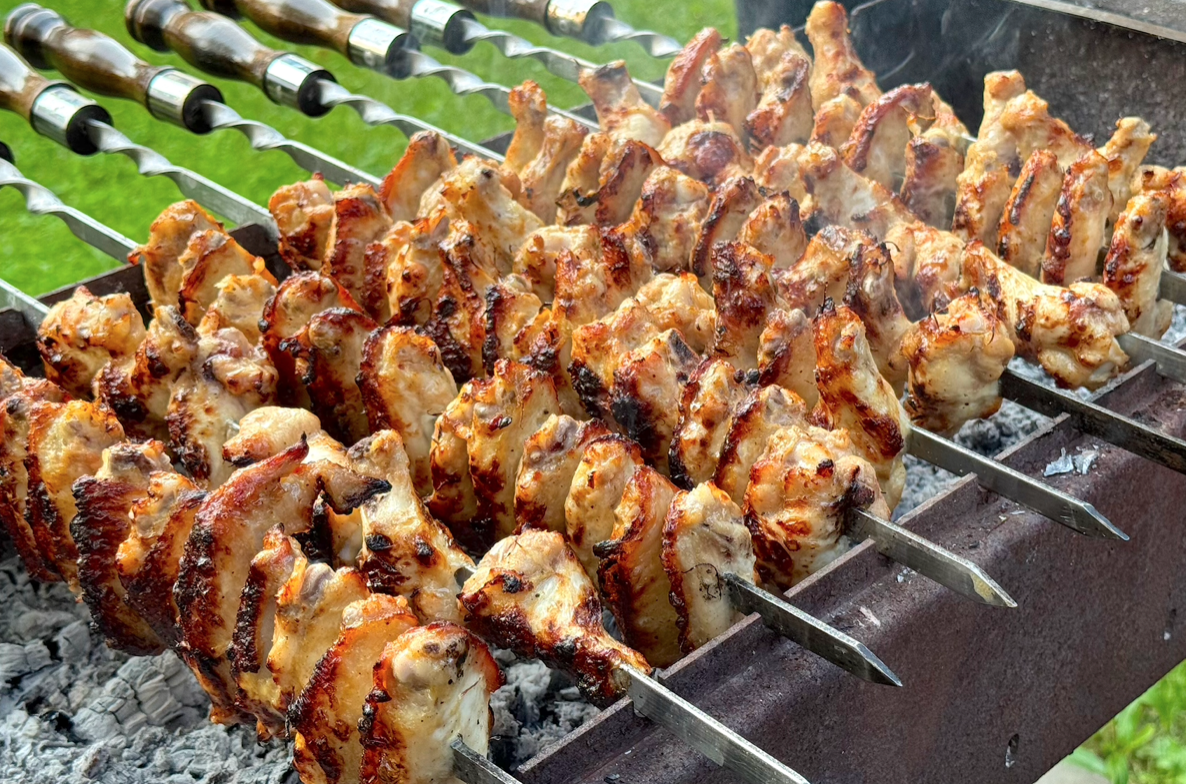 Секреты ароматных куриных крылышек: как новая приправа изменила привычный рецепт