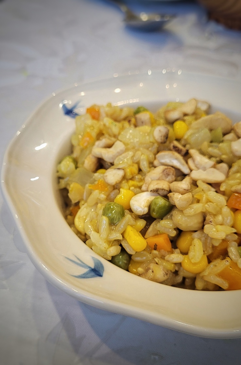 Кулинарная симфония: жареный рис с овощами и орехами