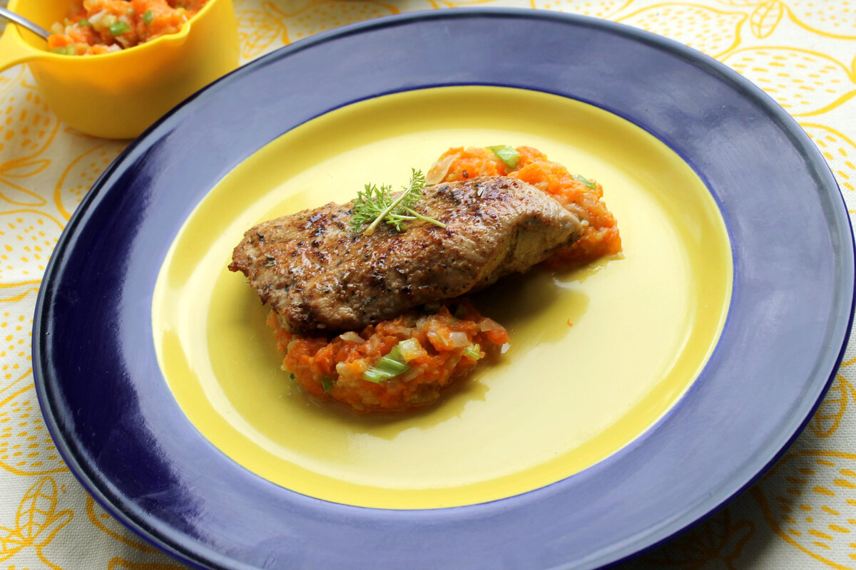 Вкусная классика: пряная свинина на оригинальном пюре