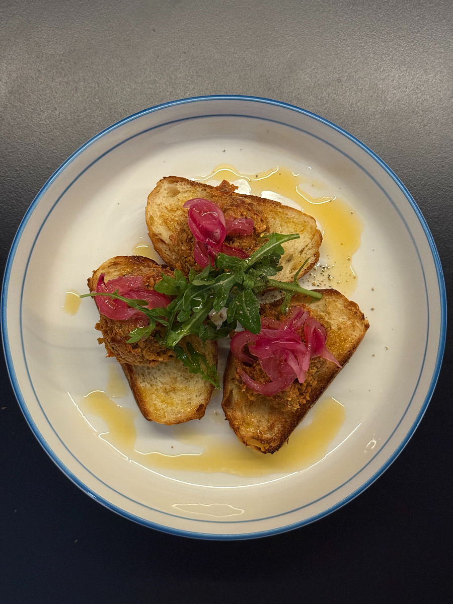 Как приготовить изысканный тапенад с маринованным луком