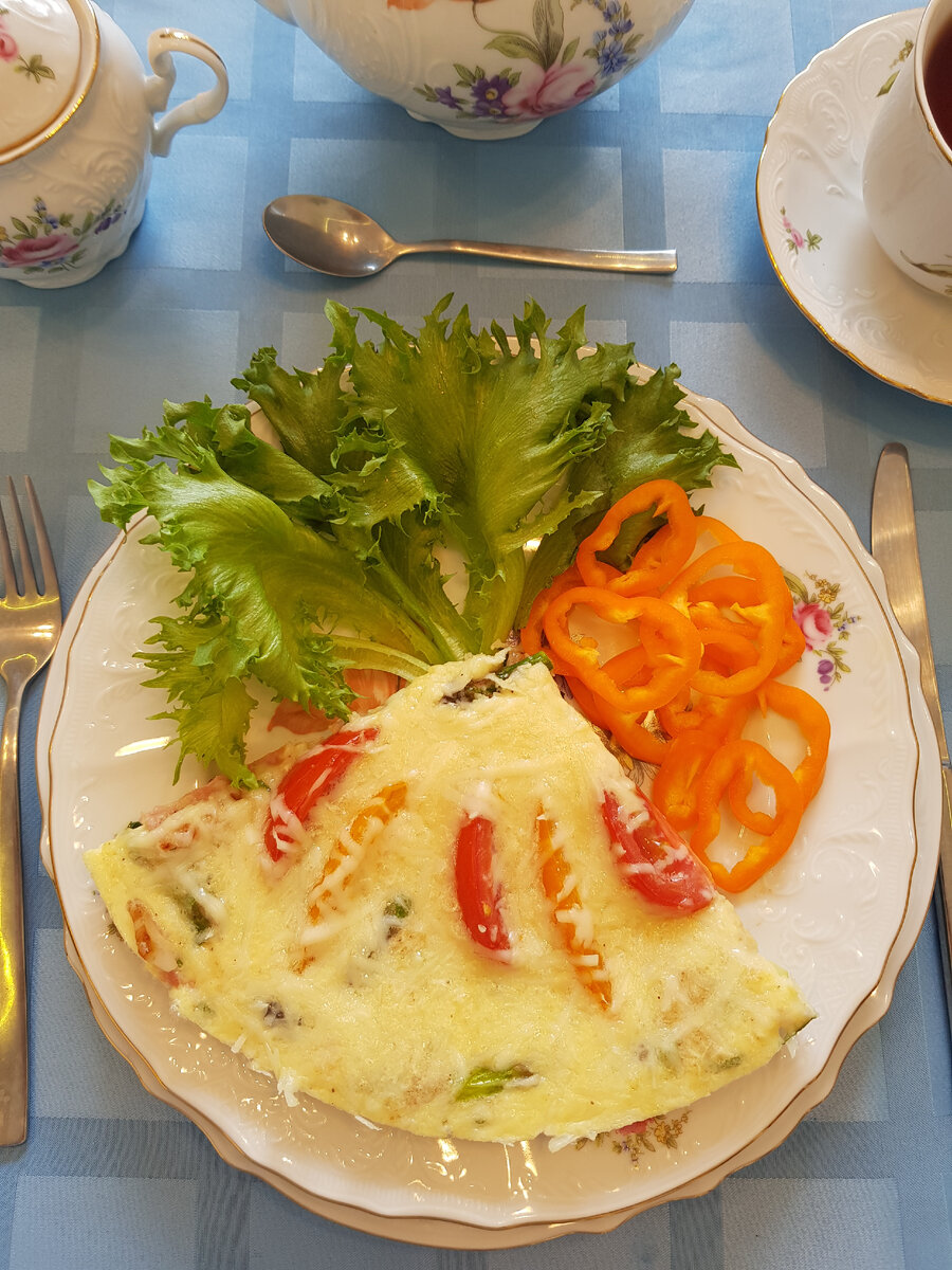 Изысканная фриттата с беконом, спаржей и помидорами