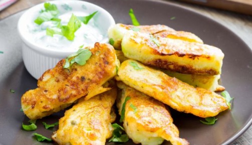 Как приготовить хрустящие жареные кабачки с чесночным соусом: пошаговое руководство