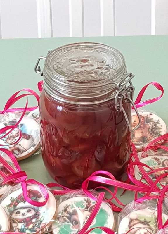 Необычный праздничный десерт: сливы с амаретто