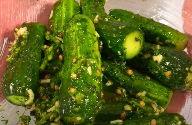 Хрустящие малосольные огурцы с чесноком и укропом: простой и быстрый рецепт