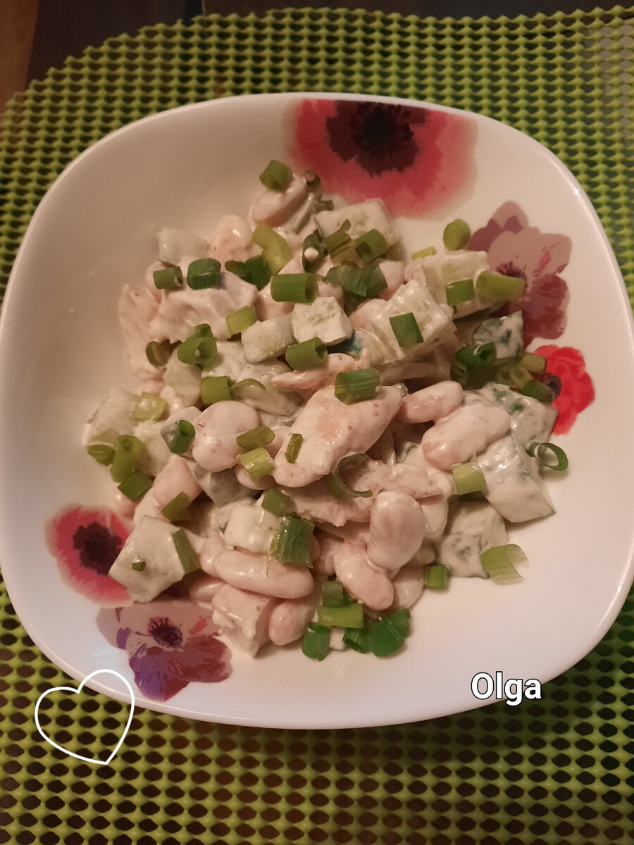 Нежный салат из курицы с фасолью и свежими огурцами