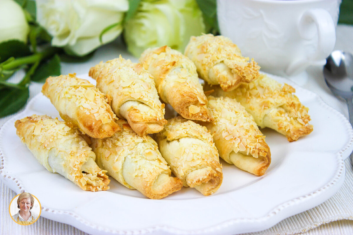 Нежные рогалики с черной смородиной и орехами: пошаговый рецепт