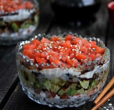 Нежный салат с красной рыбой: без хлопот и с изюминкой