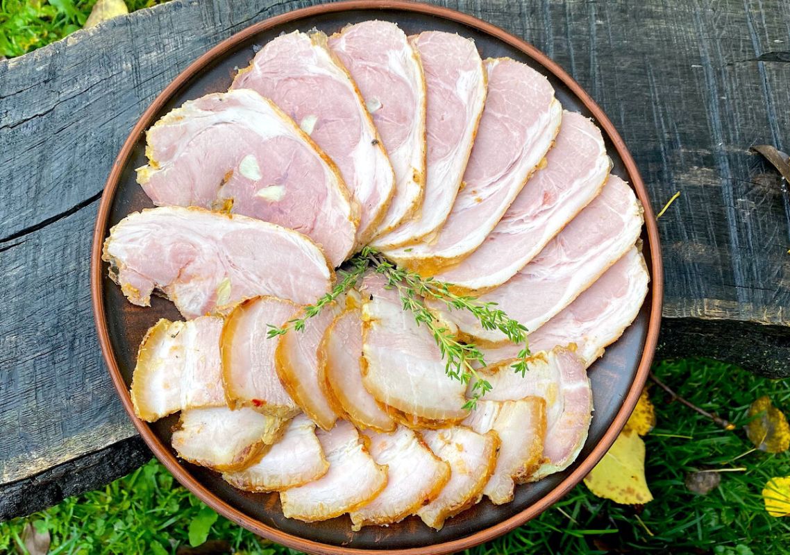 Вкусная свиная лопатка: секреты для идеальной нарезки на праздничный стол
