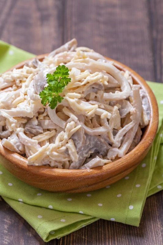 Нежный салат из кальмаров с грибами и сыром для любого повода
