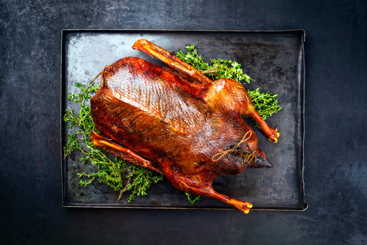 Как запечь гуся с черносливом: пошаговое руководство к празднику