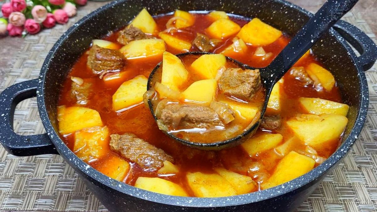 Сытный ужин для всей семьи: жаркое из говядины с картошкой