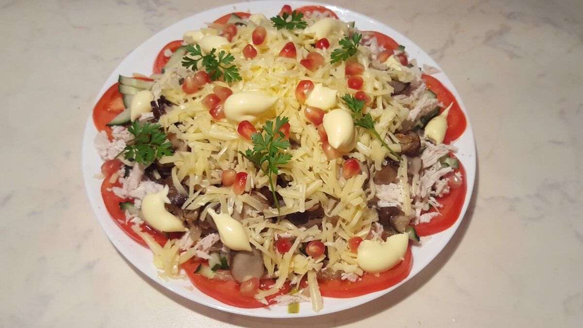 Слоеный салат, который исчезает с праздничного стола