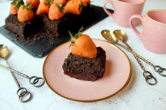 Нежный десерт с шоколадной грядкой и ягода-морковкой