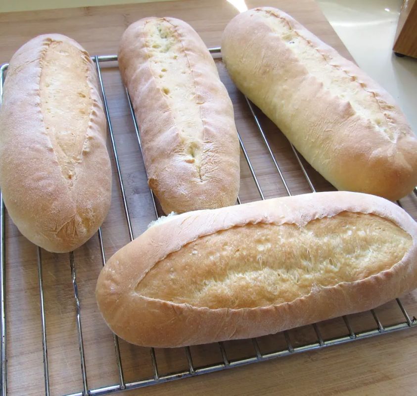 Простой хлеб на каждый день: домашние батоны с легкостью на вашей кухне