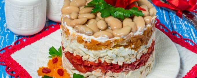 Новый взгляд на классический куриный салат с белой фасолью и овощами