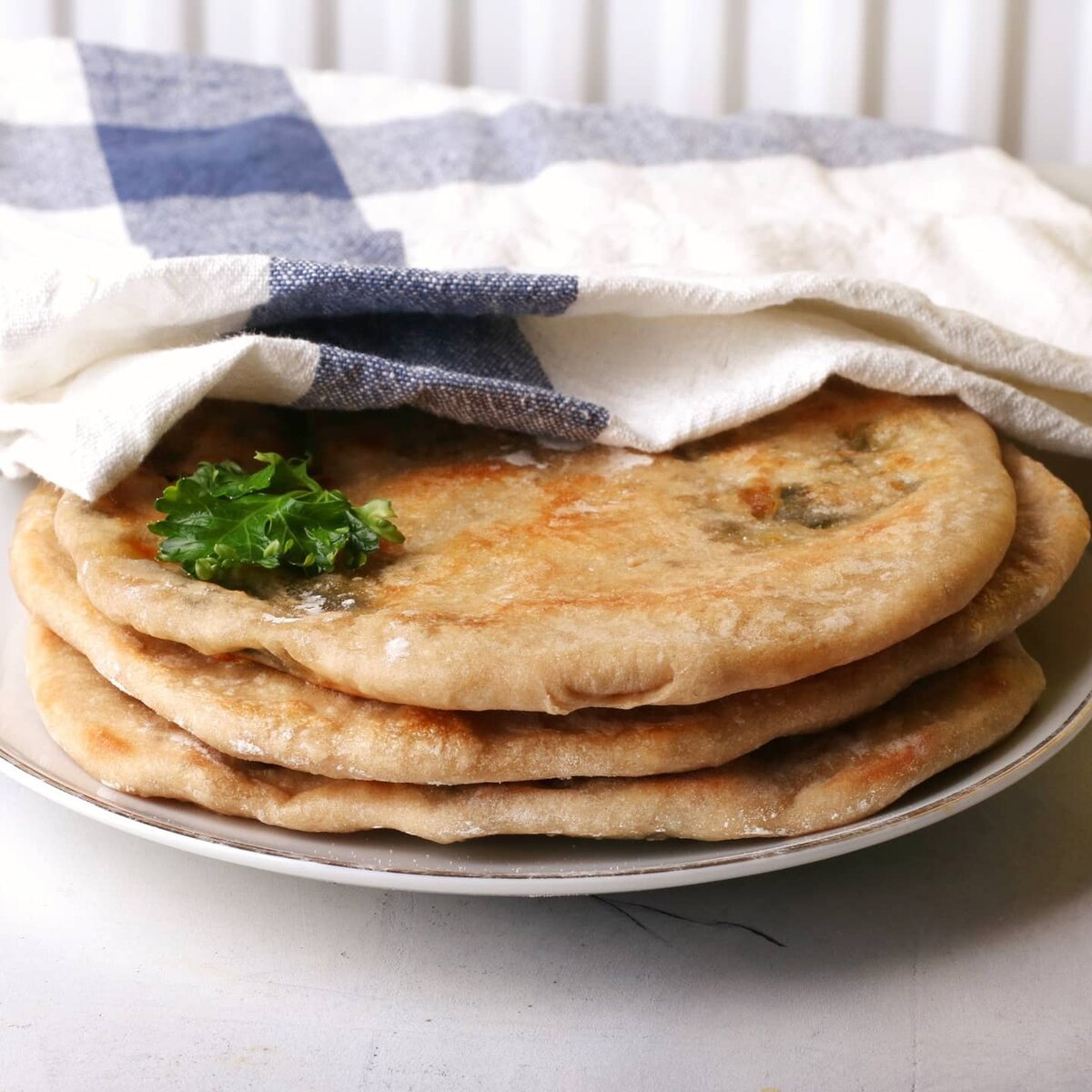 Лепешки с сыром и зеленью: сытное и простое блюдо для обеда