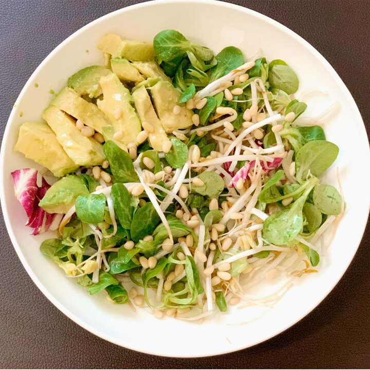 Салат из проросшей фасоли: легкое блюдо с зеленью и авокадо