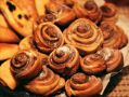 Сладкое наслаждение: классические булочки синнабон с корицей