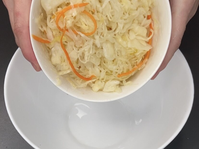 Необычный салат из квашеной капусты: зимняя закуска с ярким вкусом