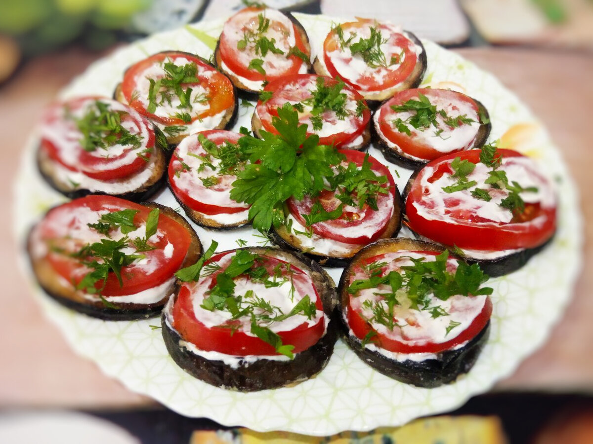 Нежные жареные баклажаны с помидорами и сметанным соусом