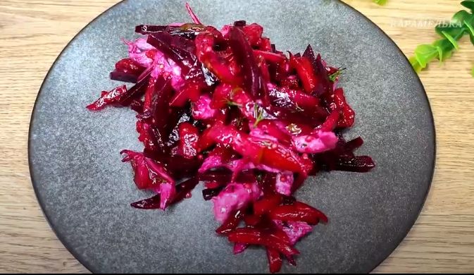 Салат из свеклы с курицей и горчичной заправкой: идеальный выбор для любого стола