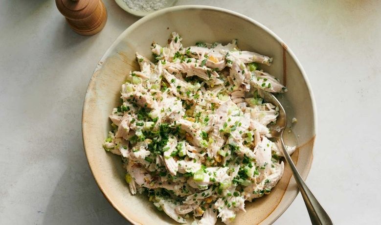 Нежный салат с печенью, яйцом и маринованным луком