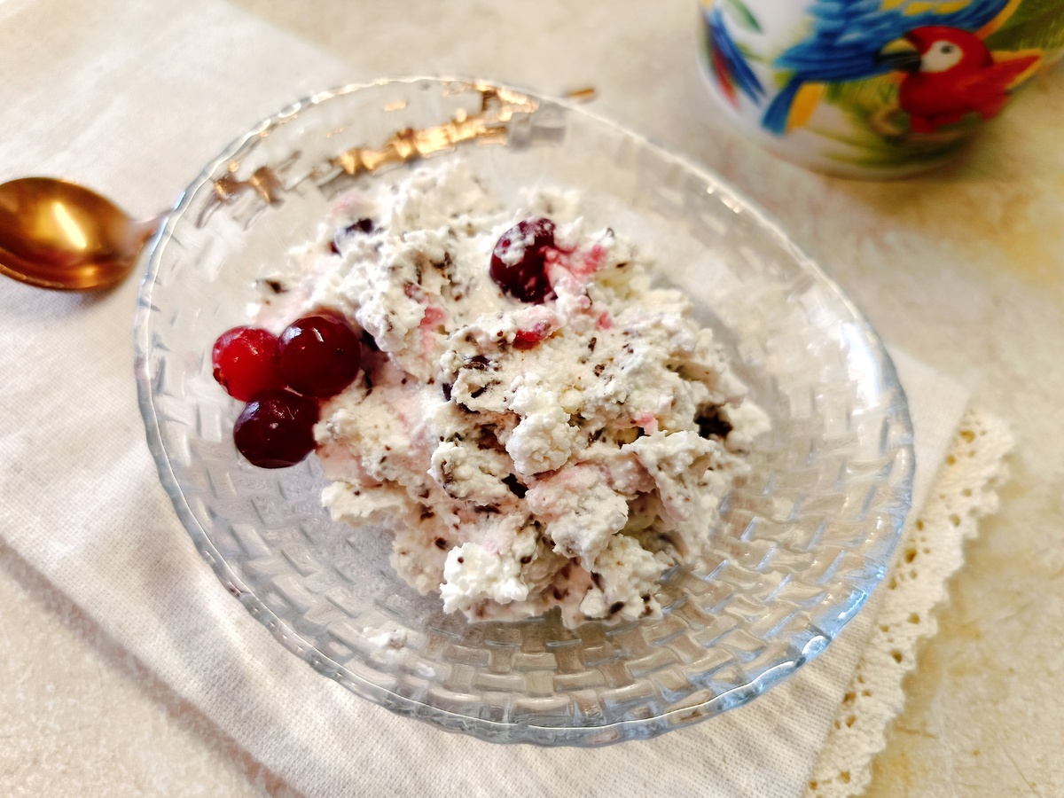 Нежный творожный десерт с шоколадом и клюквой для вашего стола
