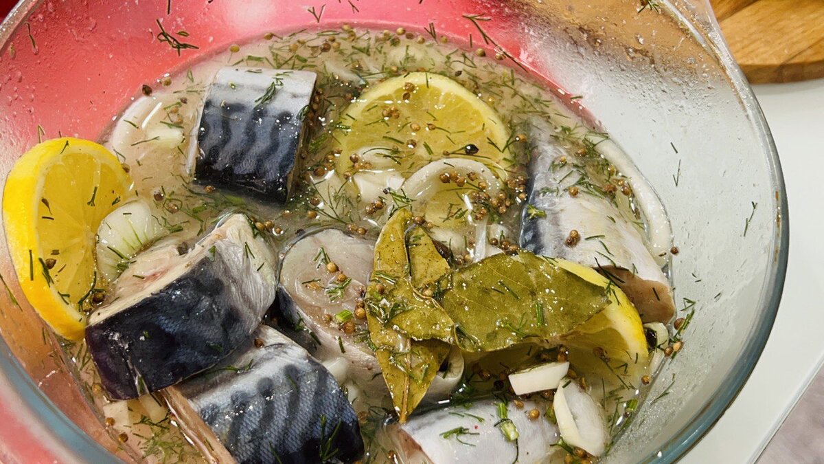 Завораживающая скумбрия в маринаде с лимоном и луком