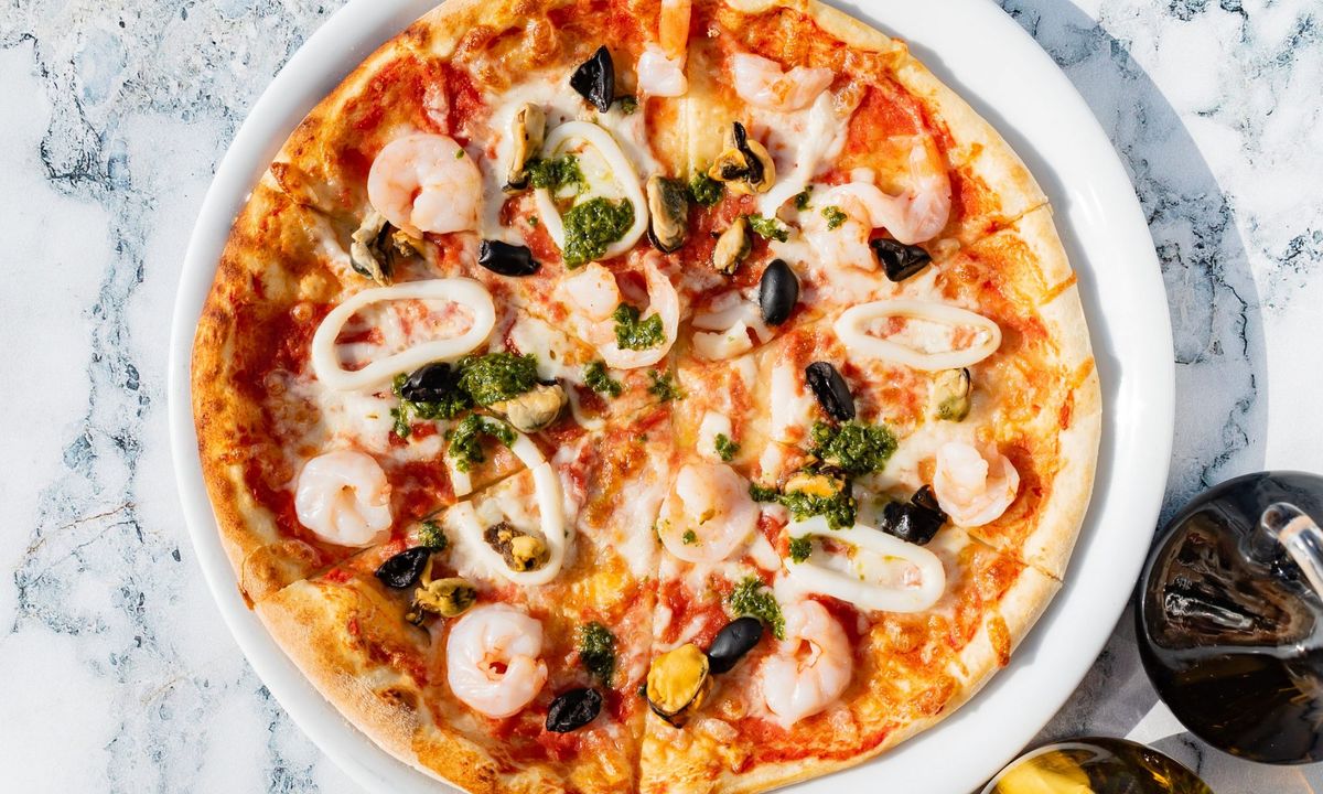 Изысканная пицца с морепродуктами для праздничного стола