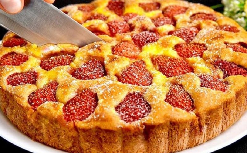 Клубничный торт с нежным кремом: легкий способ сделать лето сладким