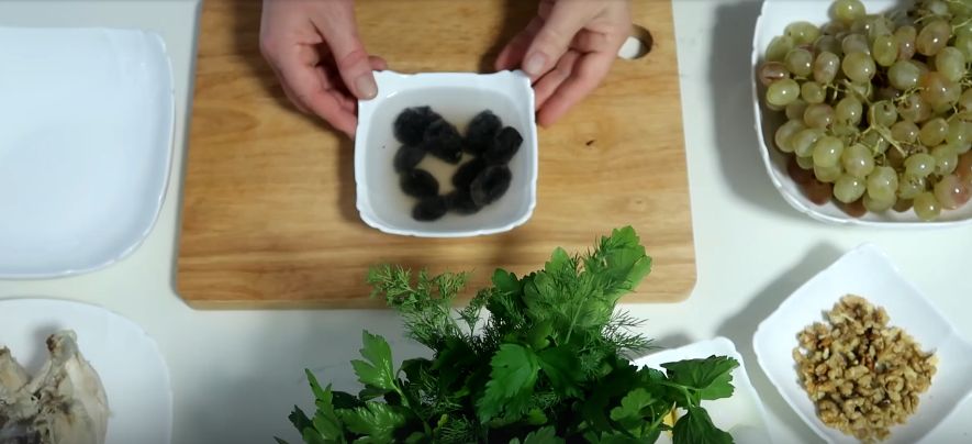 Слоеный салат Тиффани с курицей и виноградом: спокойное решение для застолья