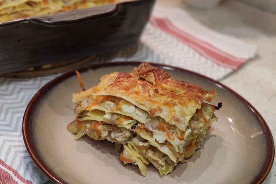 Лазанья с куриными бедрами и капустой: уютное блюдо для всей семьи