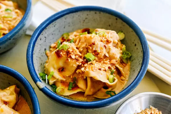 Вонтоны с арахисовым соусом: кулинарное искусство за 15 минут