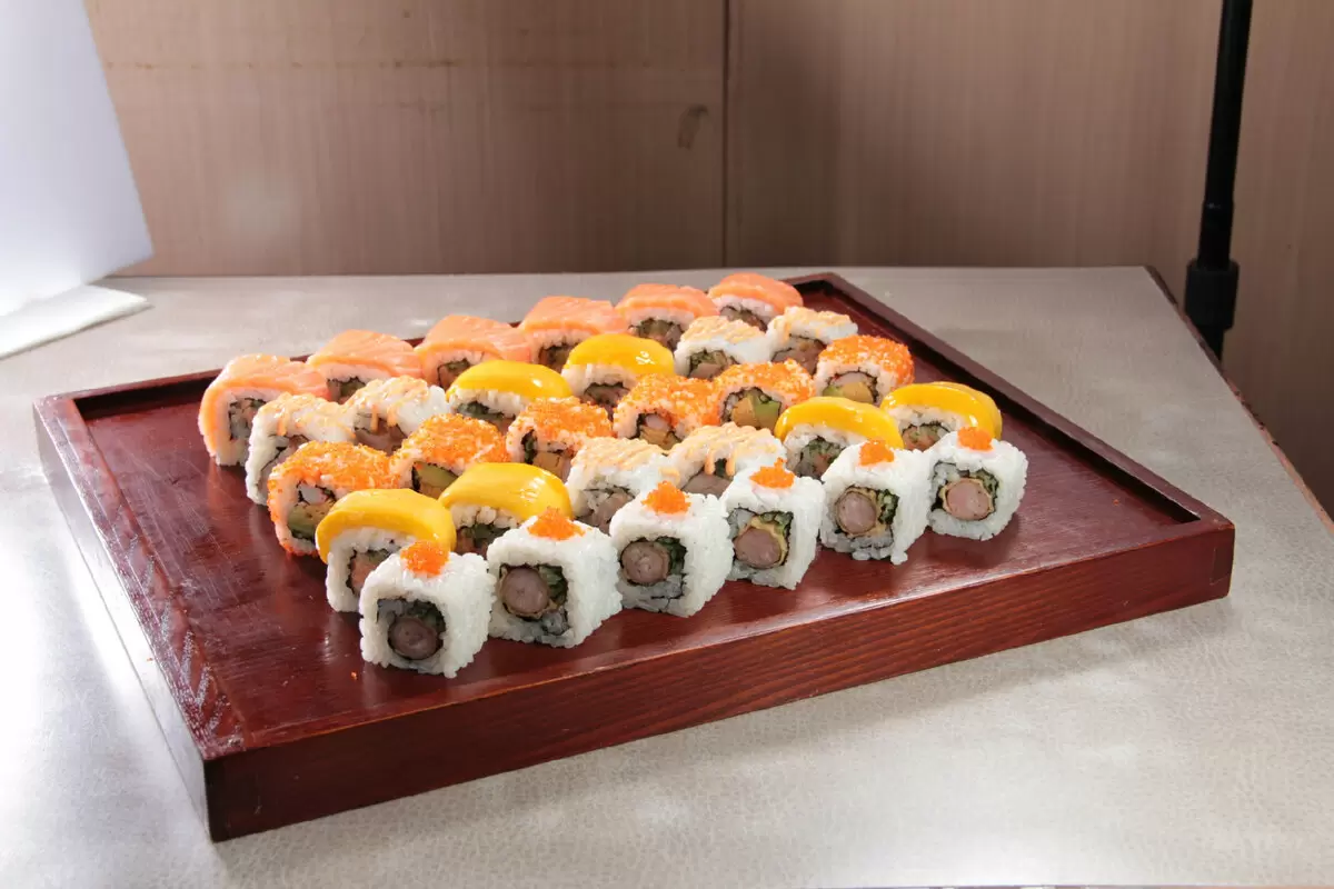 Летние роллы с тунцом и авокадо