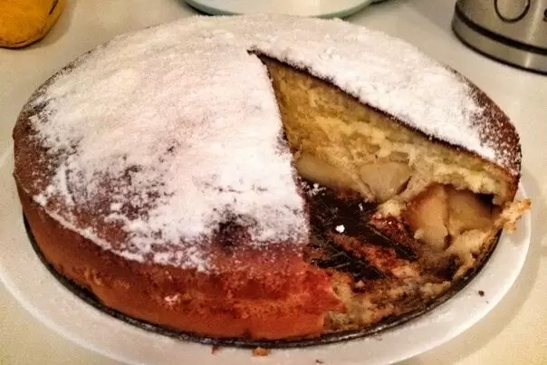 Нежная шарлотка с яблоками и медом: простой рецепт